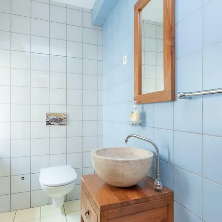 Buzza Apartment